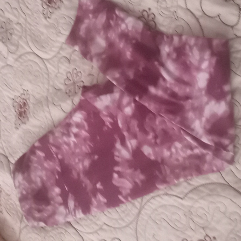 EUC leggins size Medium color purple with white